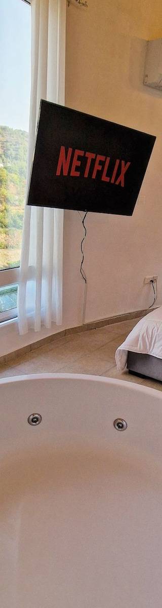 Aprosmeno Jacuzzi House 4