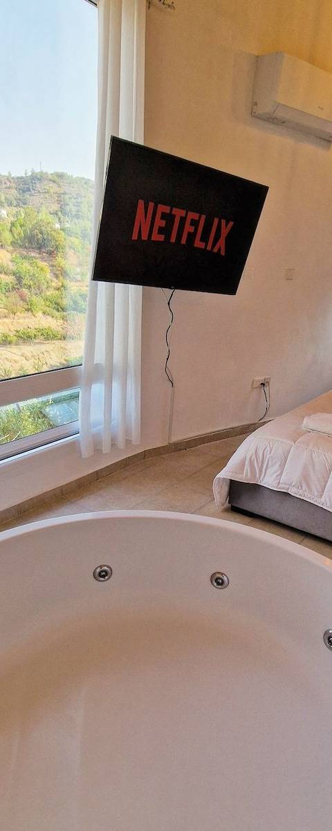 Aprosmeno Jacuzzi House 4